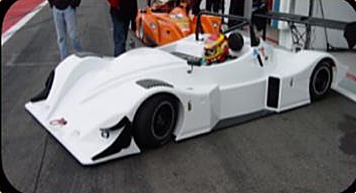 F05 Sport, prototype de compétition blanc, dans la voie des stands
