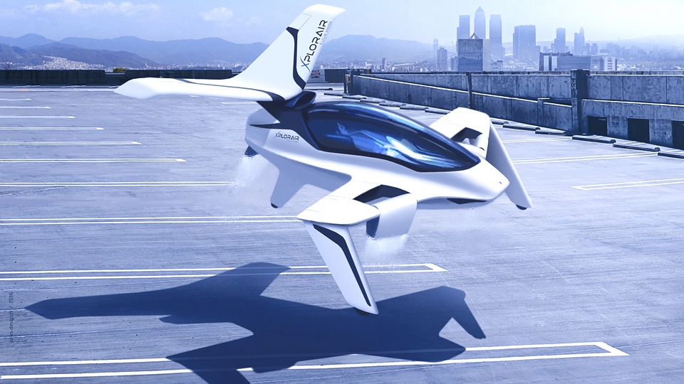 Xplorair blanc en vol stationnaire au-dessus d'un toit-terrasse