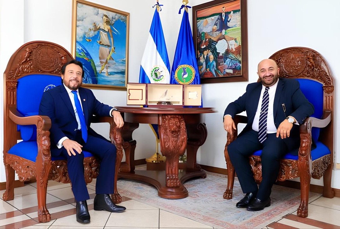 Le Vice-président du Salvador Félix Ulloa échange avec le Président d'ALVENTIS Automotive