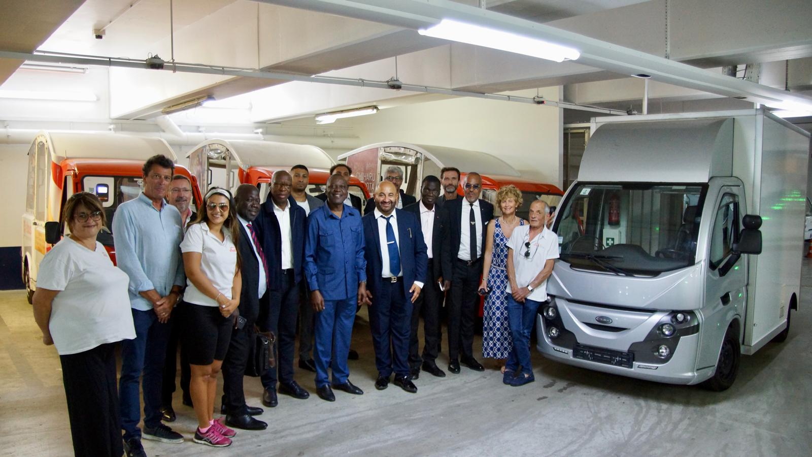 La délégation ivoirienne et l'équipe ALVENTIS Automotive devant les utilitaires électriques