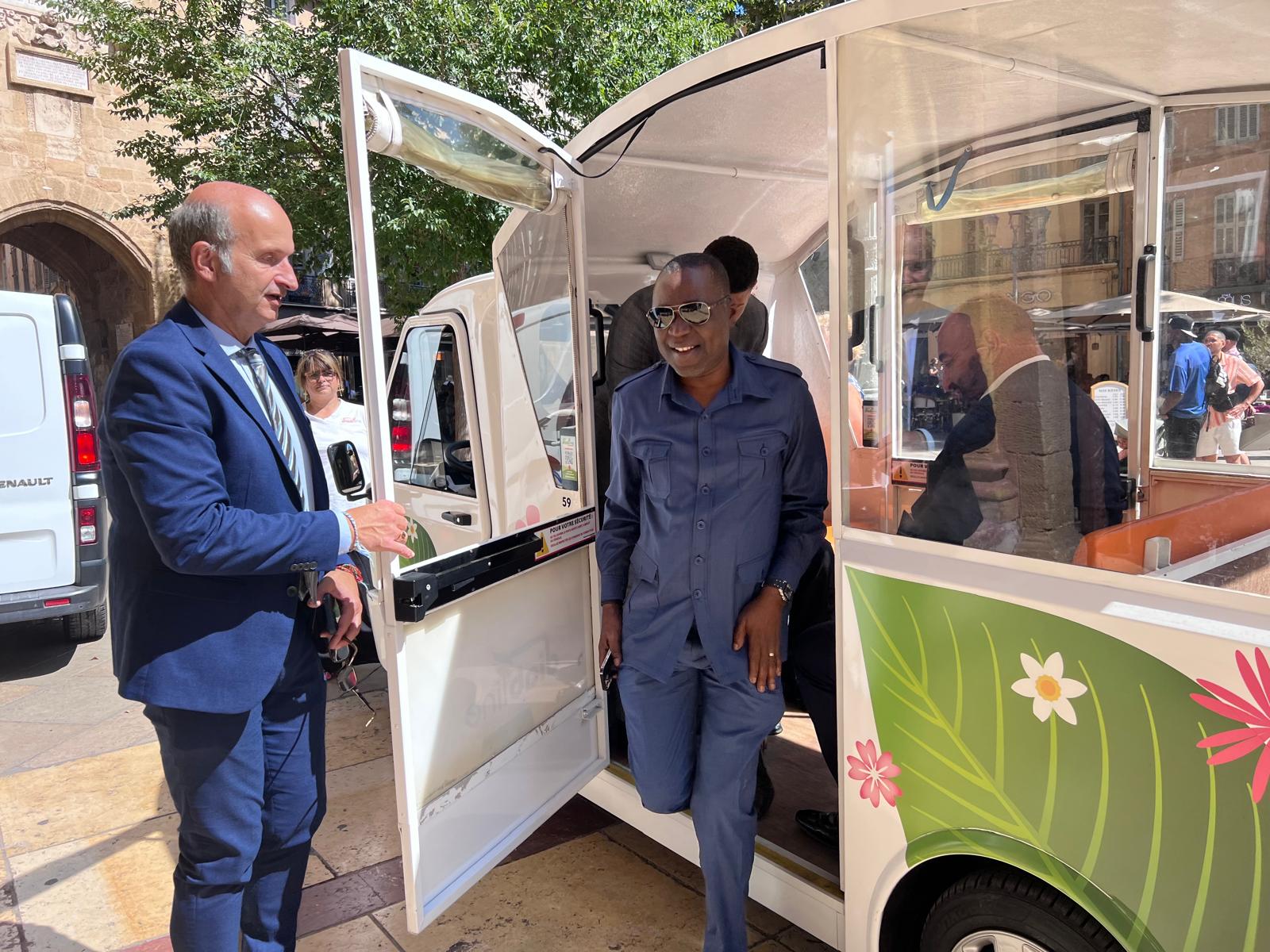 Le Ministre des Transports guidé par le premier adjoint à la Mairie d'Aix-en-Provence