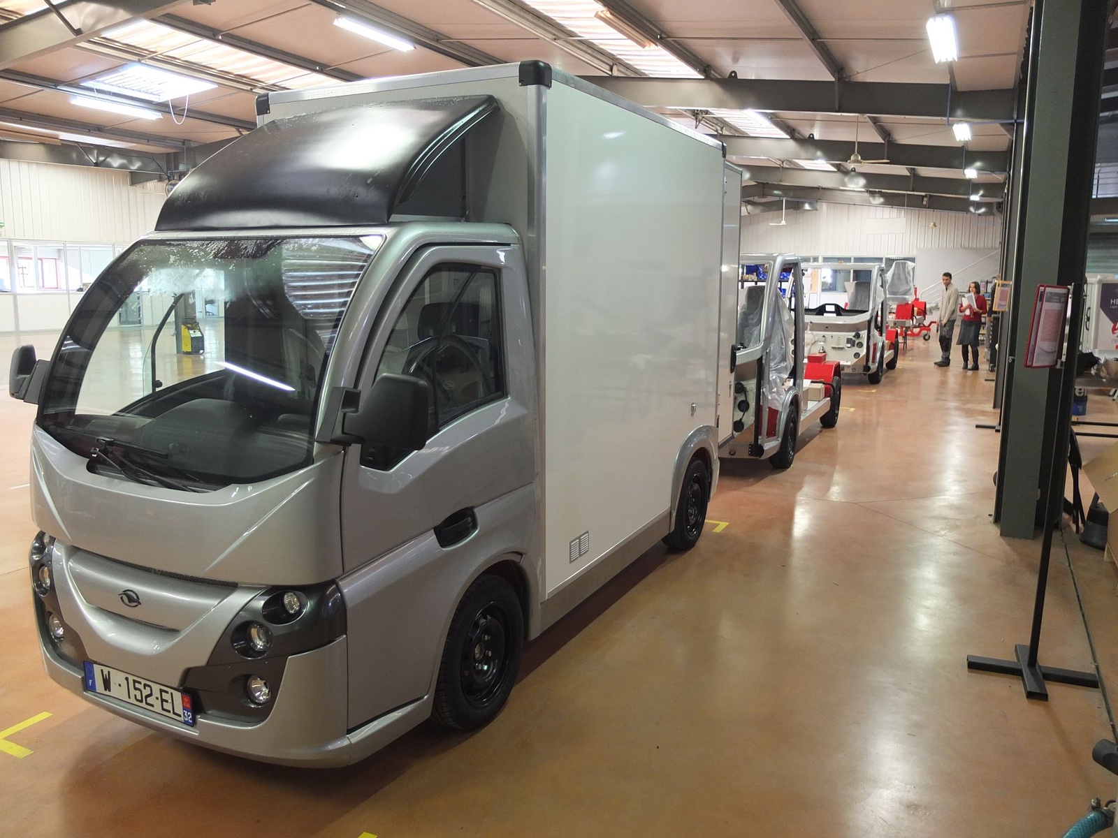 Utilitaire électrique Colibus gris à caisse blanche dans l'atelier