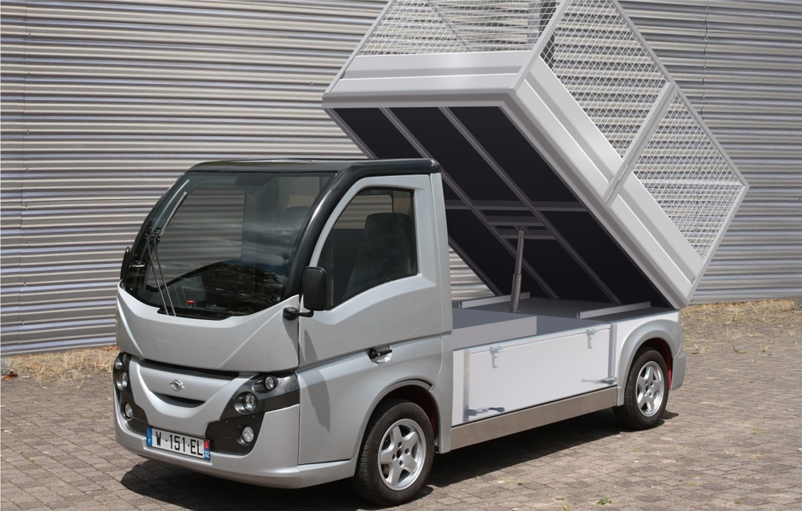 Utilitaire électrique Colibus gris équipé d’une benne basculante grillagée