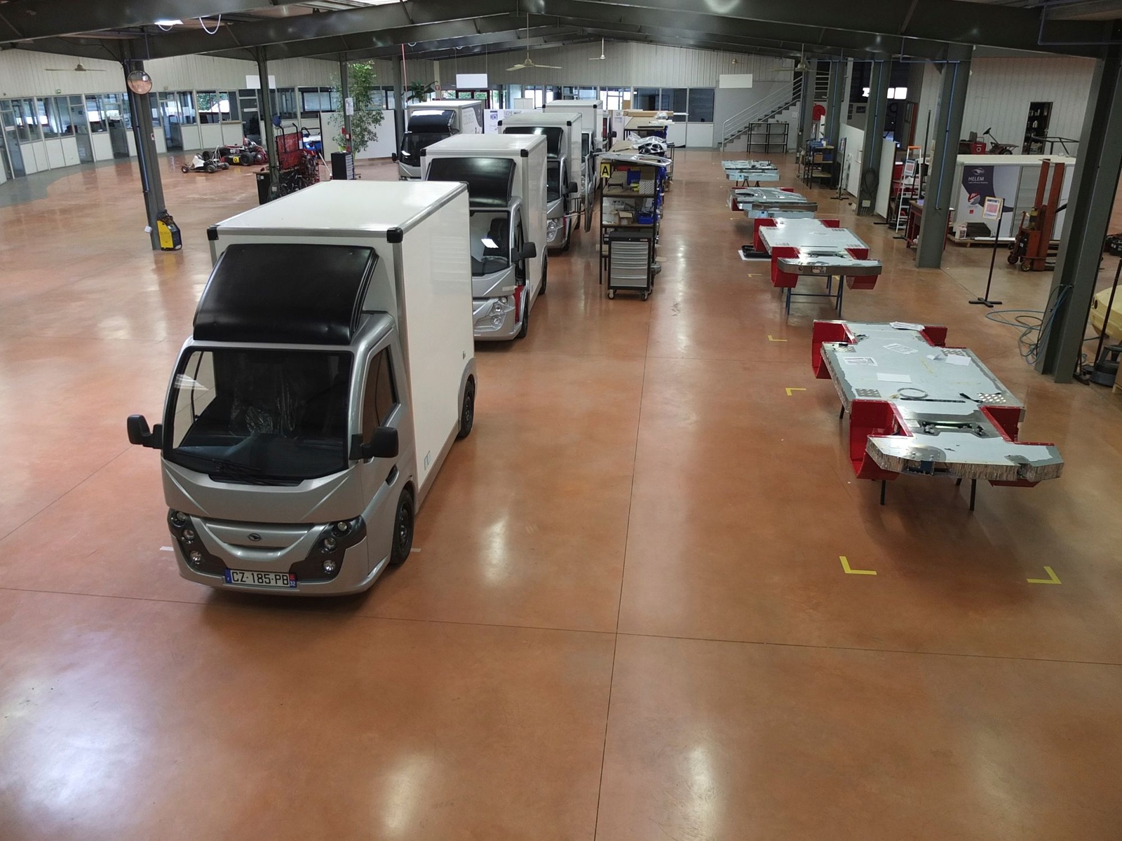 Atelier d'assemblage : des Colibus à caisse blanche et des châssis en cours de montage