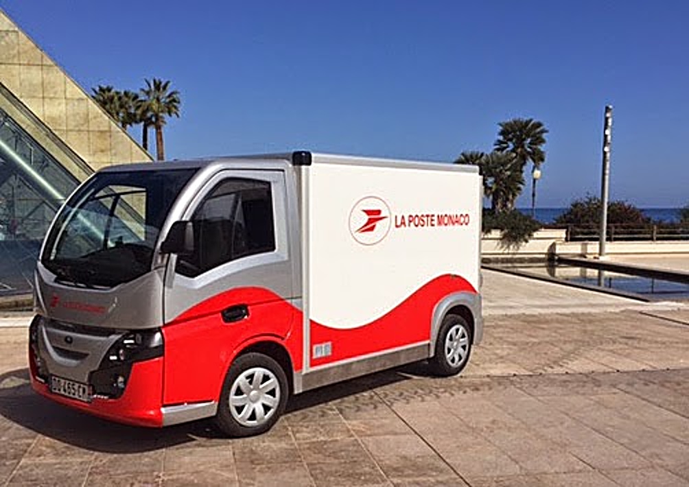 Utilitaire électrique aux couleurs de La Poste Monaco
