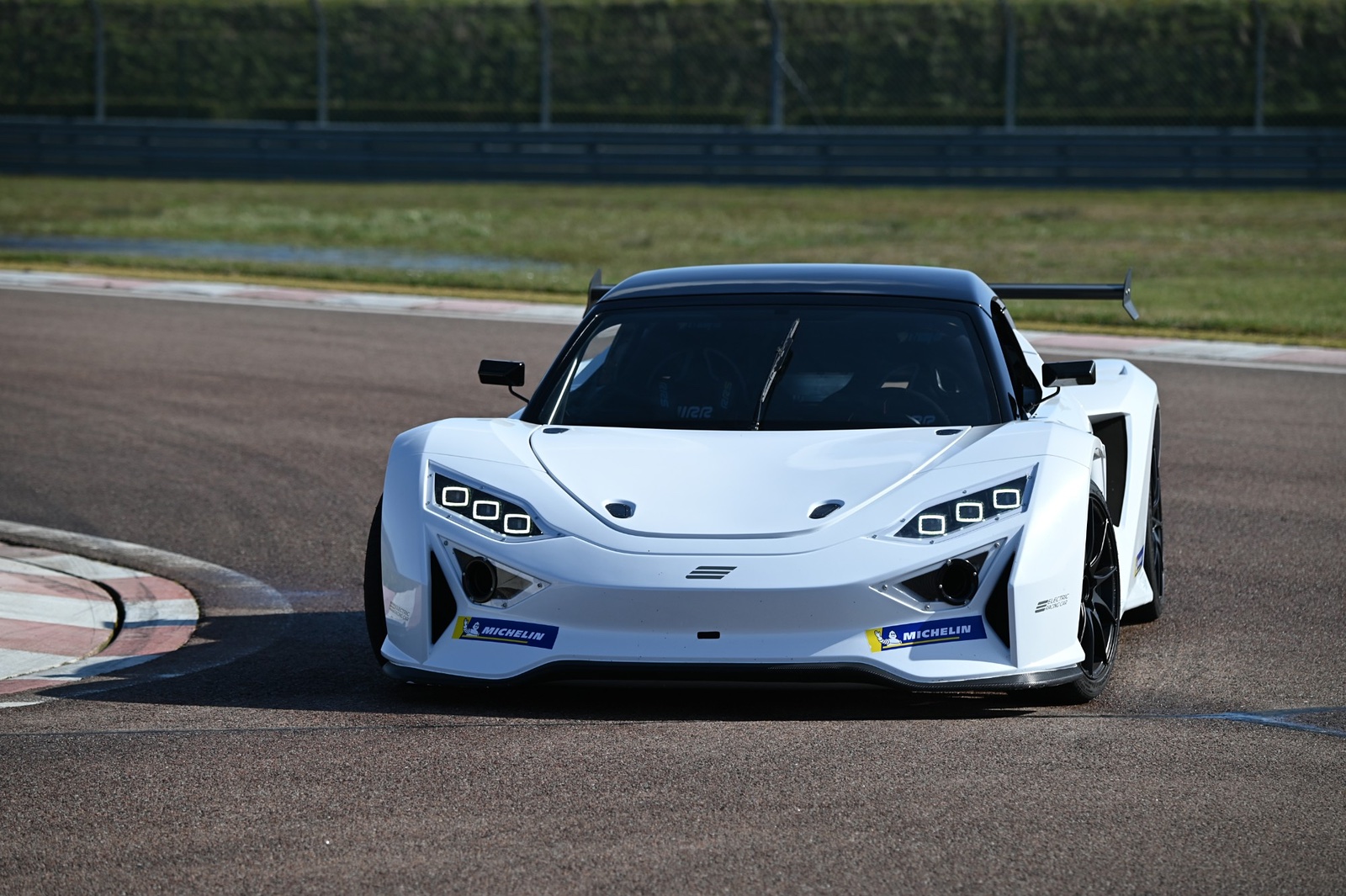 ERC 140 blanche vue de face, en virage sur circuit